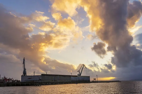 Liman üzerinden fırtınalı bulutlar