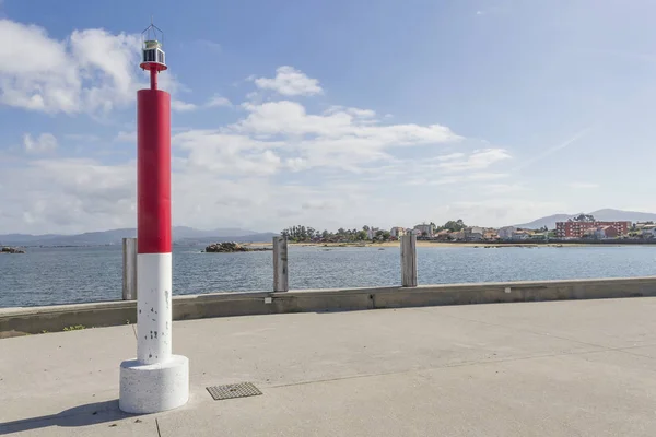 Faro en el rompeolas — Foto de Stock