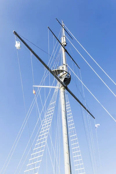 蓝天上的桅杆 — 图库照片