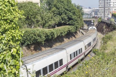 Bir eğri çalışan tren