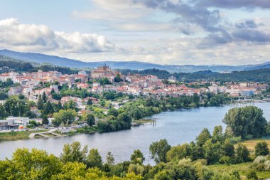Tuy şehir Minho Nehri üzerinde