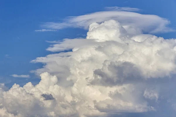 Nuvem cumulonimbus branca no céu azul — Fotografia de Stock