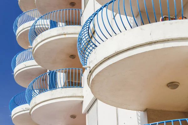 Bir binada dairesel balkon