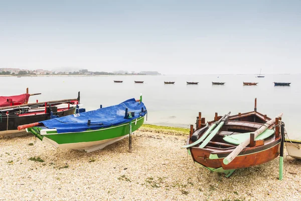 Barcos Dorna alineados en la niebla — Foto de Stock