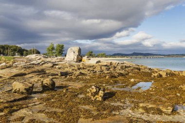 Fırtınalı gökyüzü altında Arousa ada kıyı şeridi kıyı kayalarda
