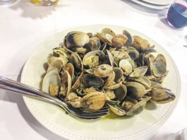 Yeşil soslu istiridyeler