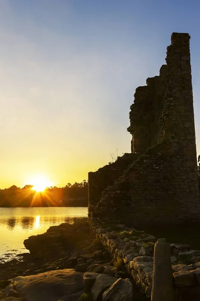 Δυτική πύργους ερείπια στο ηλιοβασίλεμα — Φωτογραφία Αρχείου