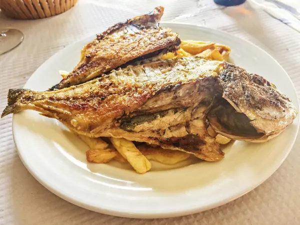 Orata Grigliata Con Patate Fritte Servita Piatto — Foto Stock