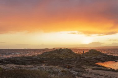 Alacakaranlıkta kayalar arasında fener