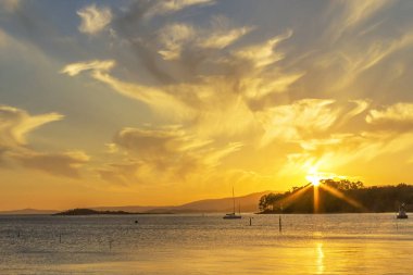 Cortegada Adası üzerinde altın ve bulutlu gün batımı