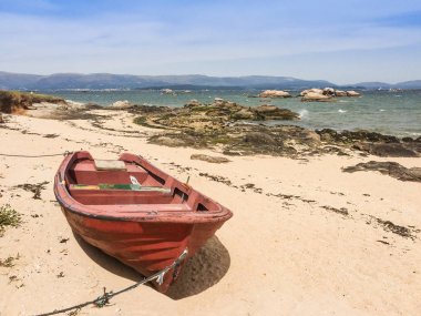 Sinas plajında kırmızı balıkçı teknesi