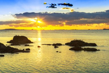 Golden sunset kıyı taşlara