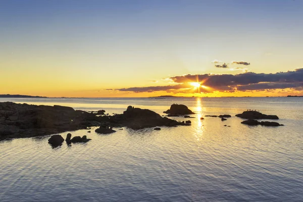Skalnaté pobřeží při západu slunce — Stock fotografie