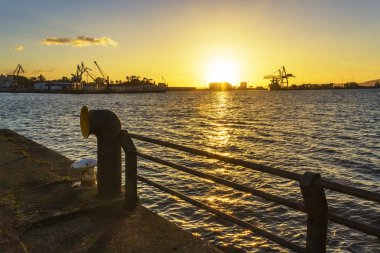 gün batımında liman