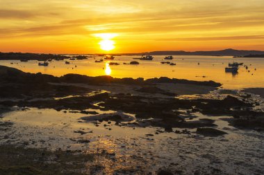 Gün batımında balıkçı tekneleri