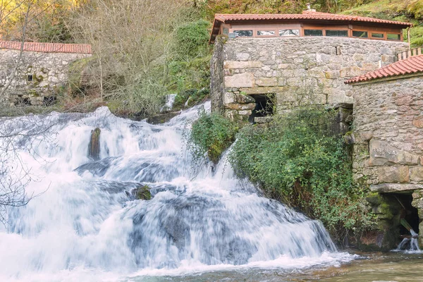 Vattenkvarnar och vattenfall — Stockfoto