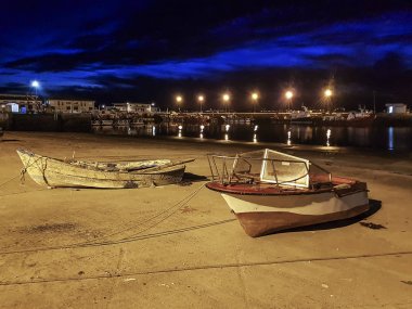 Geceleri Vilaxoan balıkçılık limanının rampa üzerinde tekneler