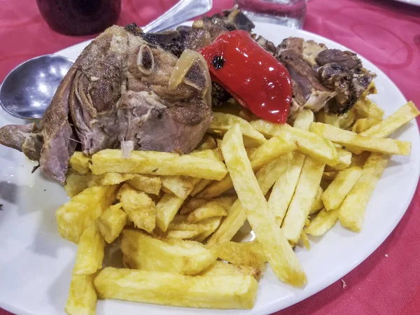 Carne Agnello Stufata Con Patate Fritte Pepe Rosso Servita Vassoio — Foto Stock