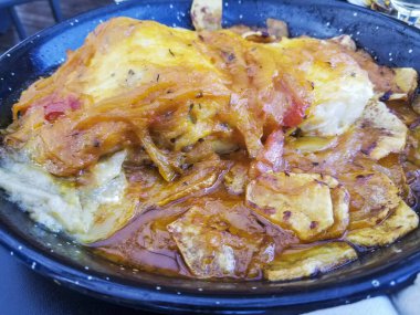 Sos ve patatesli fırında morina güveci.