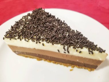 Porselen tabakta üç çikolatalı kek.