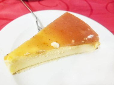 Porselen tabakta bir parça cheesecake