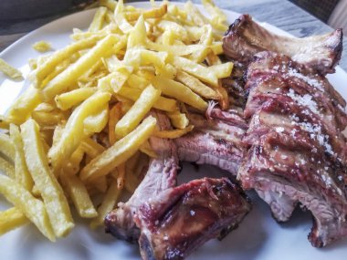 Kızarmış domuz kaburgası ve geleneksel Galiçya tarifi.