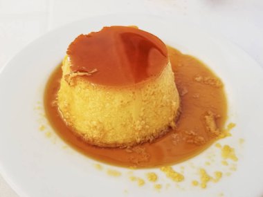 Porselen tabakta servis edilen karamelli yumurta turtası.