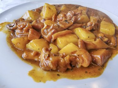 Tabakta patates ile pişirilmiş mürekkep balığı, Galiçya 'nın geleneksel tarifi, İspanya