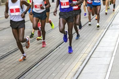 Maraton koşucular yarışa şehir sokakları, bulanık hareket