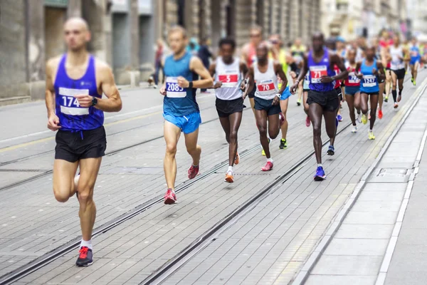 Marathonläufer rennen durch die Straßen der Stadt, verschwommene Bewegung — Stockfoto