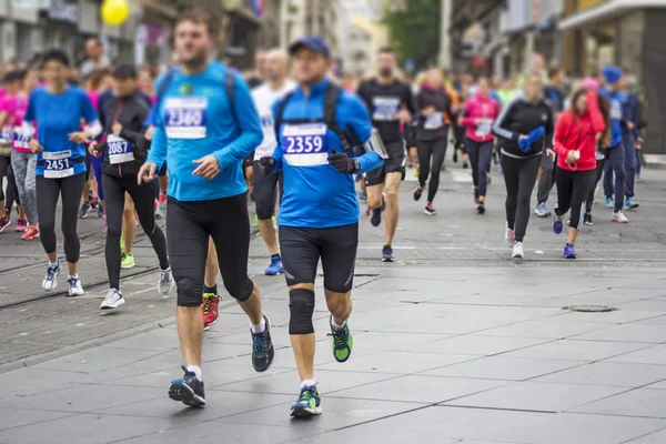 Marathonläufer rennen durch die Straßen der Stadt, verschwommene Bewegung — Stockfoto