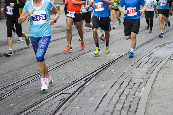 Marathonläufer rennen durch die Straßen der Stadt, verschwommene Bewegung — Stockfoto