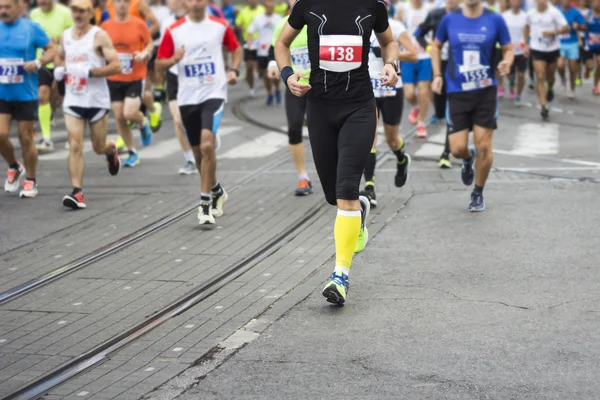 Corredores de maratón corren en las calles de la ciudad, movimiento borroso — Foto de Stock