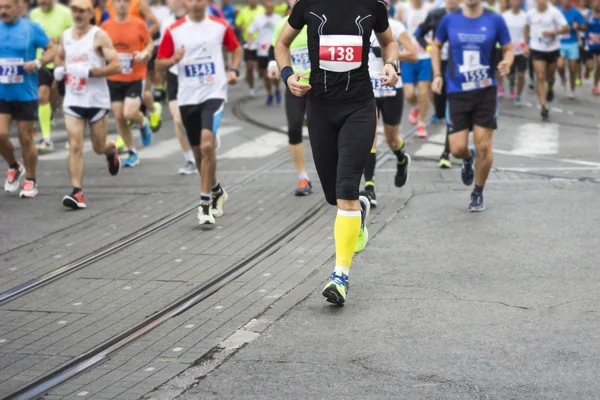 Marathonläufer rennen durch die Straßen der Stadt, verschwommene Bewegung — Stockfoto