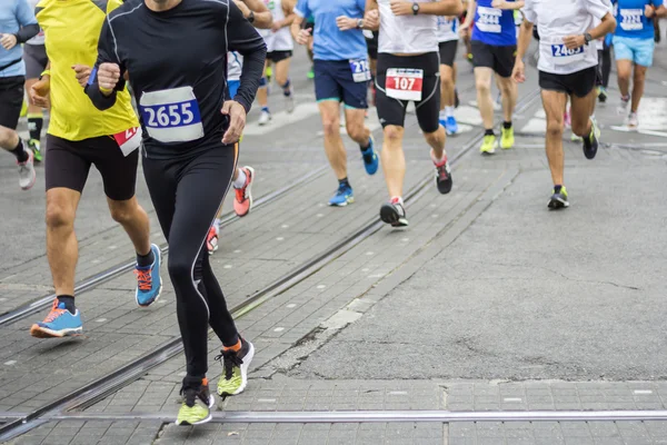 Corredores de maratón corren en las calles de la ciudad, movimiento borroso — Foto de Stock