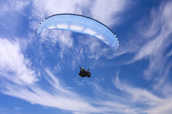 Arka plan beyaz bulutlar ve gökyüzü mavi yaz yamaç paraşütü — Stok fotoğraf