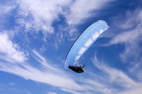 Parapente sobre fondo de cielo azul de verano y nubes blancas —  Fotos de Stock