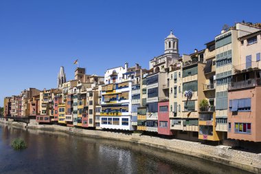 Girona renkli evleri ve antik C ile pitoresk kasaba