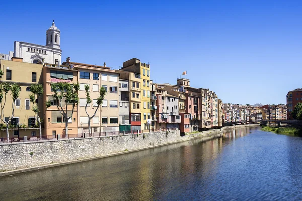 Girona pitoresca pequena cidade com casas coloridas e antigo C — Fotografia de Stock