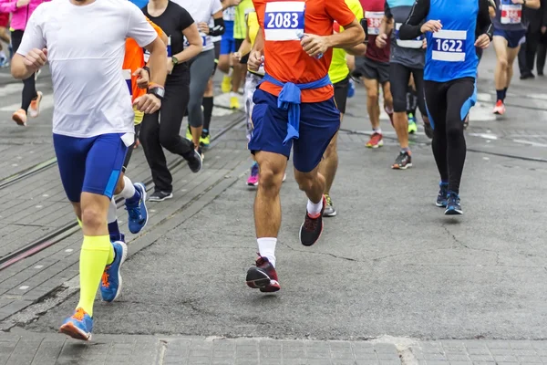 Marathonläufer rennen durch die Straßen der Stadt, verschwommene Bewegung — Stockfoto