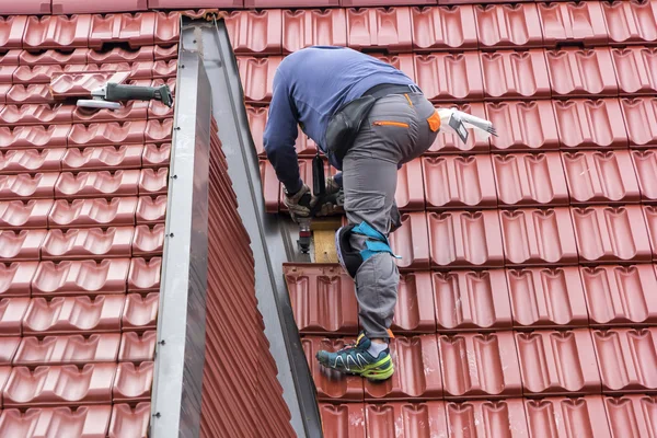 Roofer reparar o telhado de telhas de barro — Fotografia de Stock