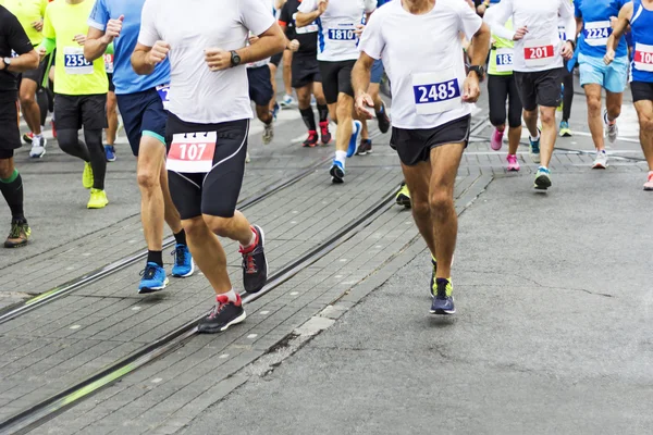 Corredores de maratón corren en las calles de la ciudad, movimiento borroso — Foto de Stock