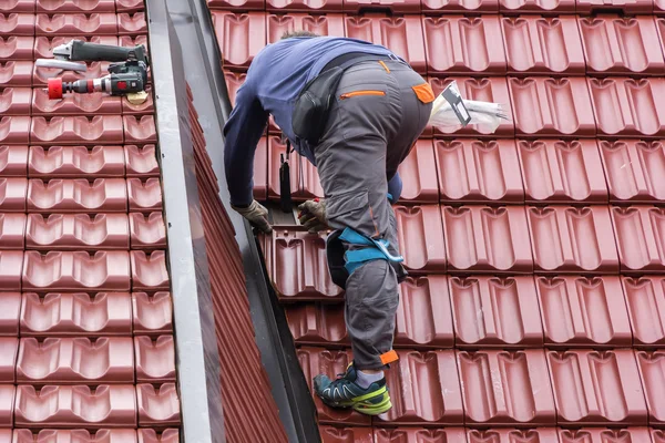 Dachdecker reparieren Dach aus Lehmziegeln — Stockfoto