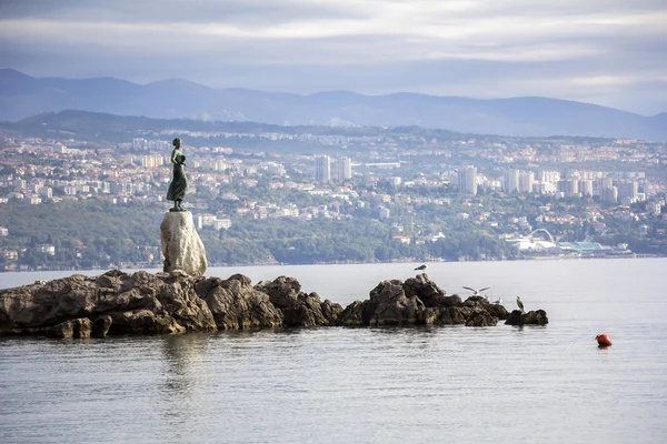 Paisaje marino Opatija en Croacia con Escultura de la mujer con el —  Fotos de Stock