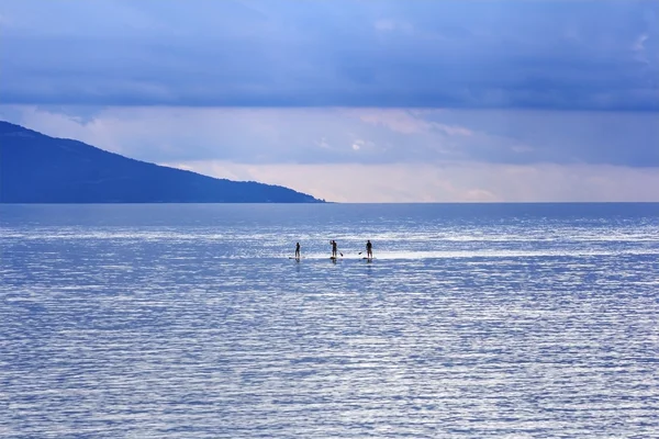 海で一緒に漕ぐ若者たち — ストック写真