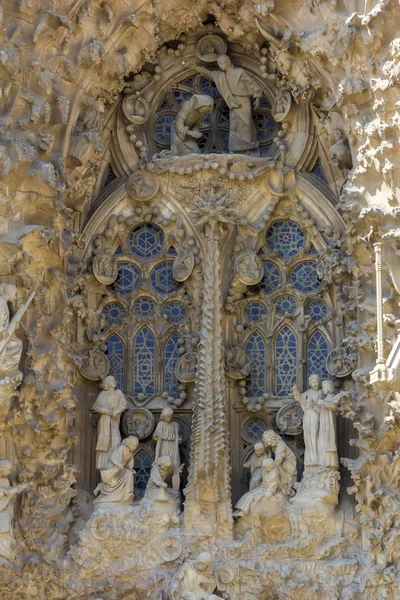 Detalles de la fachada de la Basílica Sagrada Familia en Barcelona — Foto de Stock