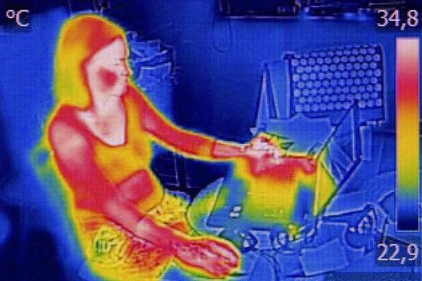 Imagen de termografía infrarroja que muestra la emisión de calor cuando la mujer — Foto de Stock
