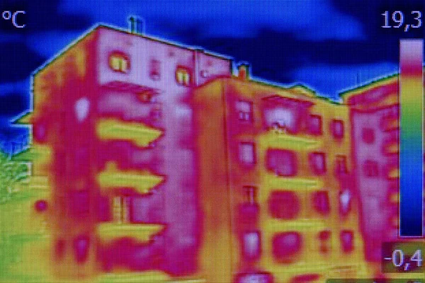 Imagen de termovisión infrarroja que muestra falta de aislamiento térmico o — Foto de Stock