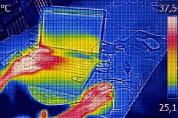 Wärmebild der Infrarot-Thermographie, das die Wärmeabstrahlung der Frau zeigt — Stockfoto