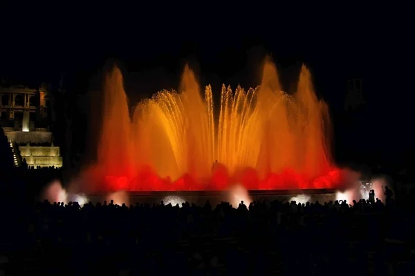Noční zobrazit slavná fontána Montjuic v Barceloně ve Španělsku — Stock fotografie